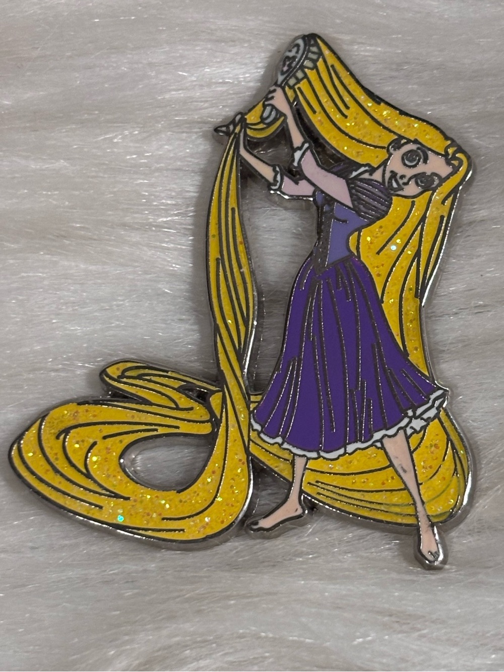 DISNEY 2010 PIN RAPUNZEL SPARKLES LONG HAIR BRUSHING